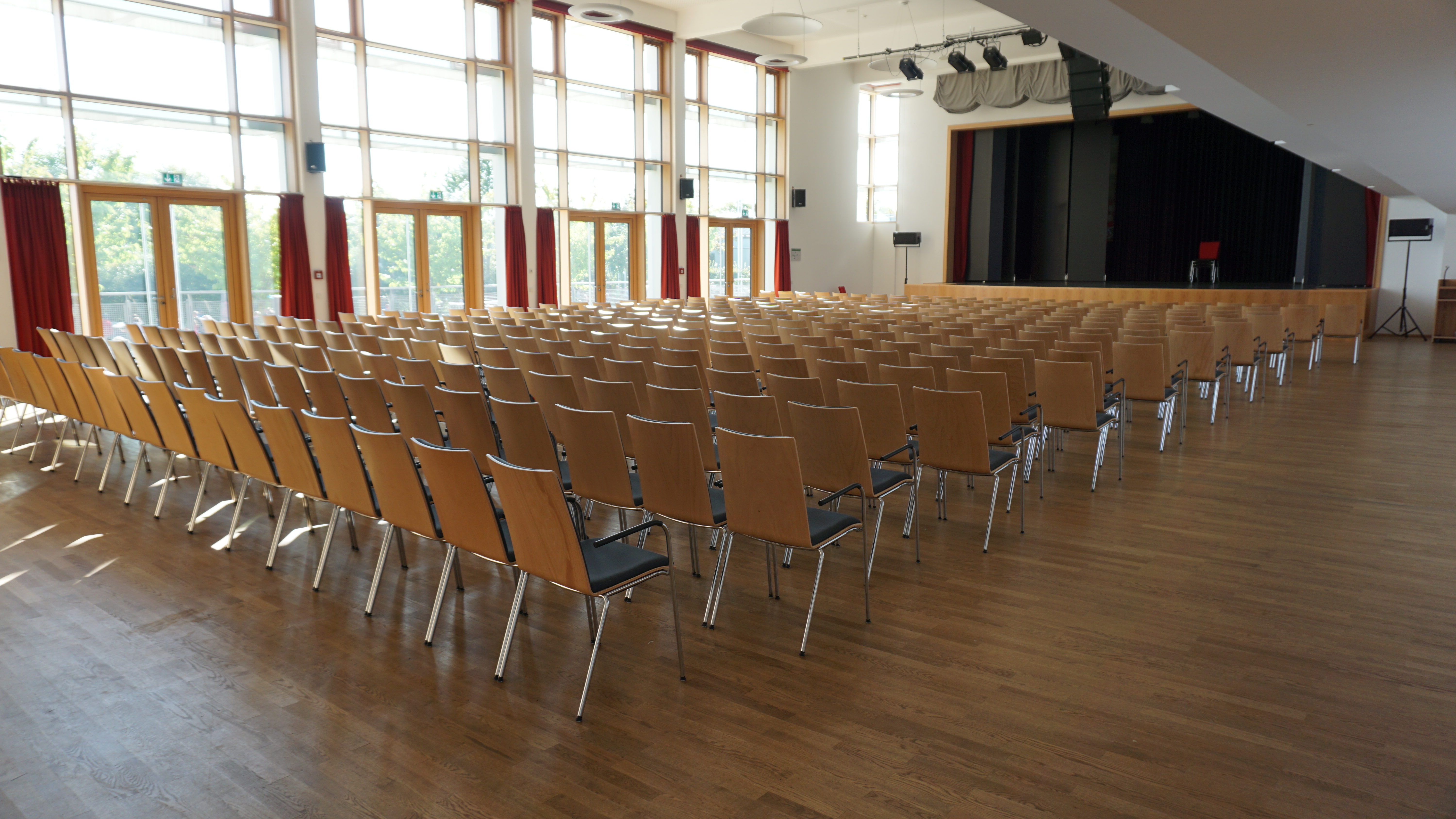 Großer Saal des Bürgerhauses Putzbrunn mit Reihenbestuhlung aus seitlicher Sicht